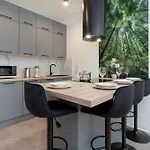 Sunny & Charming Garden With Parking By Renters 아파트 그단스크