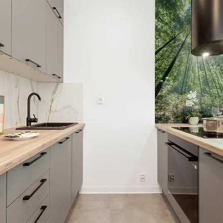 Apartmán Sunny & Charming Garden With Parking By Renters