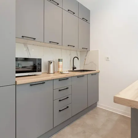 Apartmán Sunny & Charming Garden With Parking By Renters
