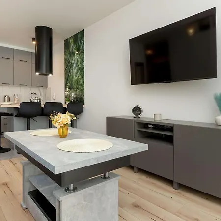 Apartmán Sunny & Charming Garden With Parking By Renters