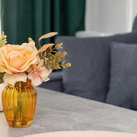 Sunny & Charming Garden Apartment With Parking By Noclegi Renters