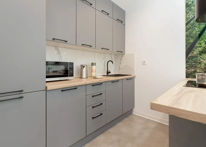 Daire Sunny & Charming Garden Apartment With Parking By Noclegi Renters