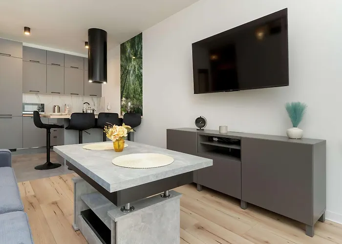 Daire Sunny & Charming Garden Apartment With Parking By Noclegi Renters