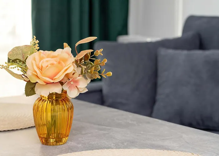 Sunny & Charming Garden Apartment With Parking By Noclegi Renters